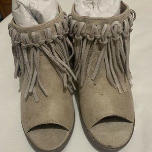 Maurice's Geneva Fringe Open Toe Brand New Size 6